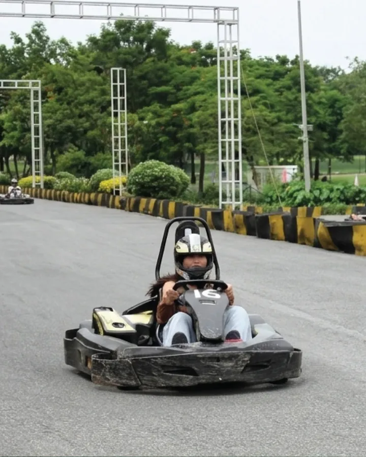 Đua xe Go Kart (dịch vụ thêm)